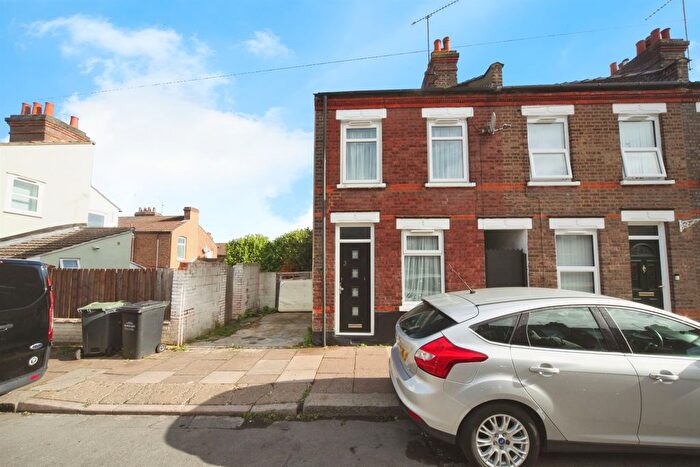 2 Bedroom End Of Terrace House For Sale In St. Pauls Road, Luton, LU1