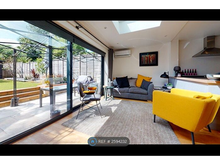 3 Bedroom Flat To Rent In Tyrrell Road, London, SE22