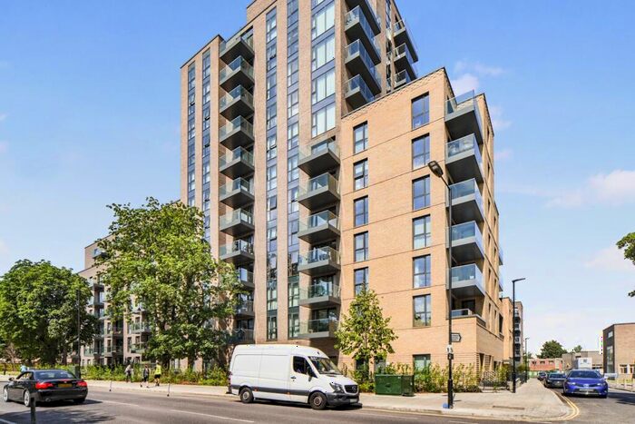 4 Bedroom Detached House To Rent In Springpark Drive, Woodberry Down, N4