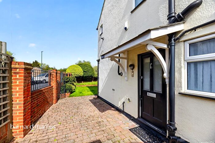 2 Bedroom Maisonette For Sale In Sunnyhurst Close, Sutton, SM1
