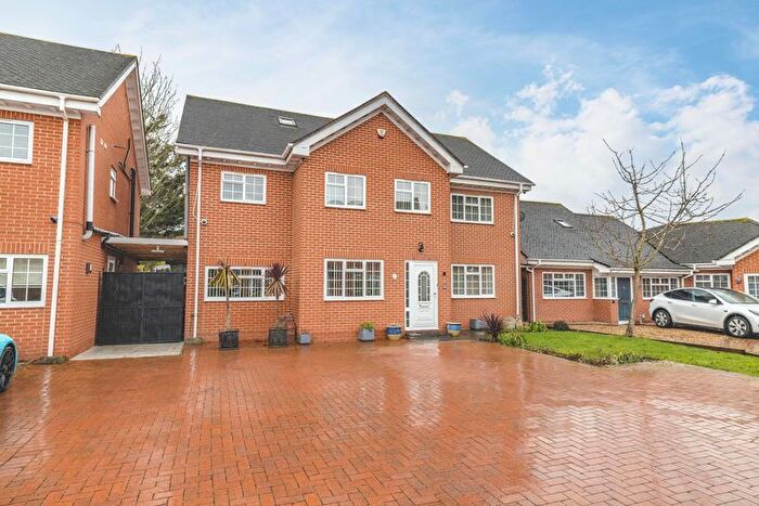 5 Bedroom Detached House For Sale In Whitehouse Way, Langley, SL3