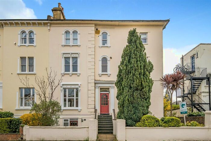2 Bedroom Flat For Sale In Cadogan Road, Surbiton, KT6