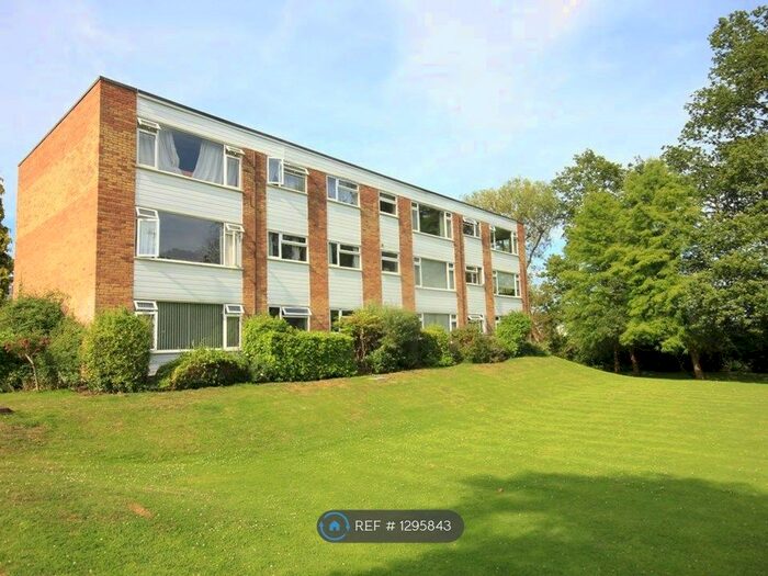 2 Bedroom Flat To Rent In Claremont Avenue, Surrey GU22