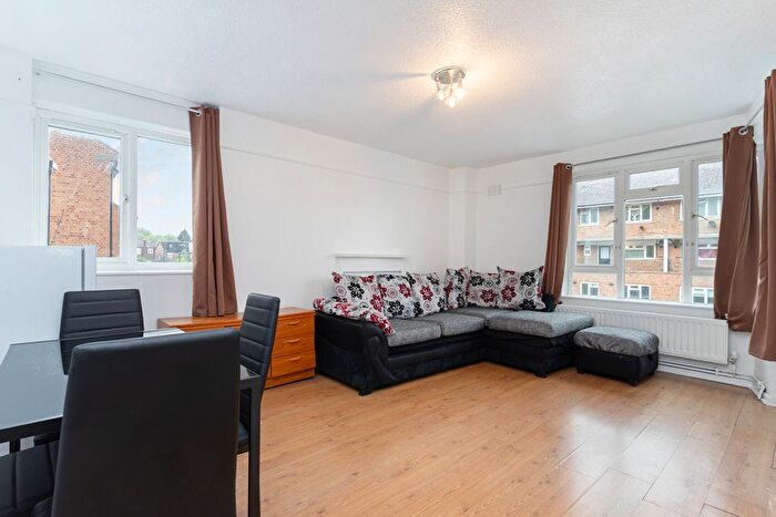 3 Bedroom Flat To Rent In Benton's Lane, West Norwood, London, SE27