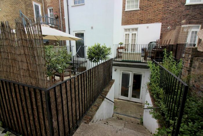 3 Bedroom Flat To Rent In Hanley Road, London, N4