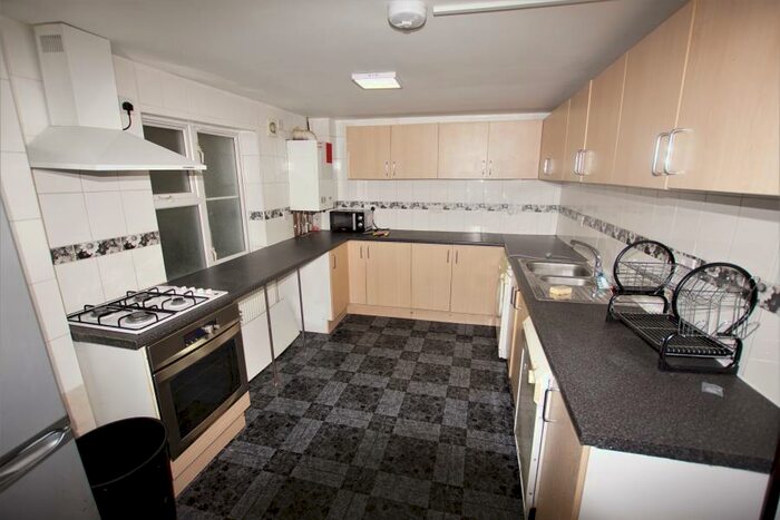 3 Bedroom Flat To Rent In Bristol Road, Selly Oak, Birmingham, B29