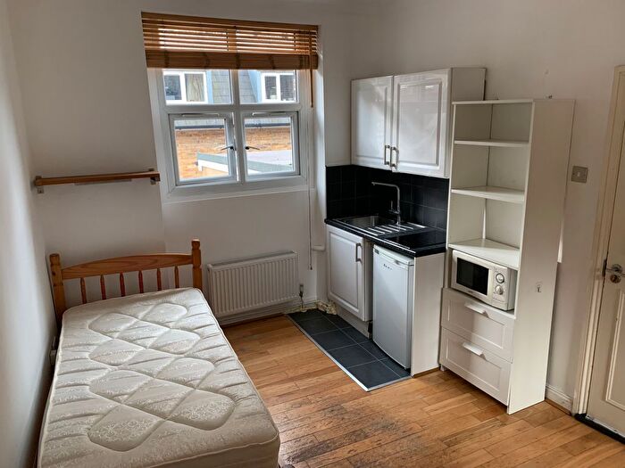 Studio To Rent In Chiswick High Road, London, W4