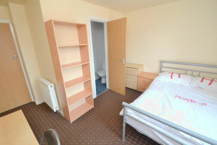 7 Bedroom Terraced House To Rent In Longford Place, Victoria Park, Manchester, M14