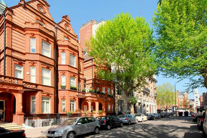 2 Bedroom Maisonette To Rent In Sloane Gardens, Sloane Square, London, SW1W