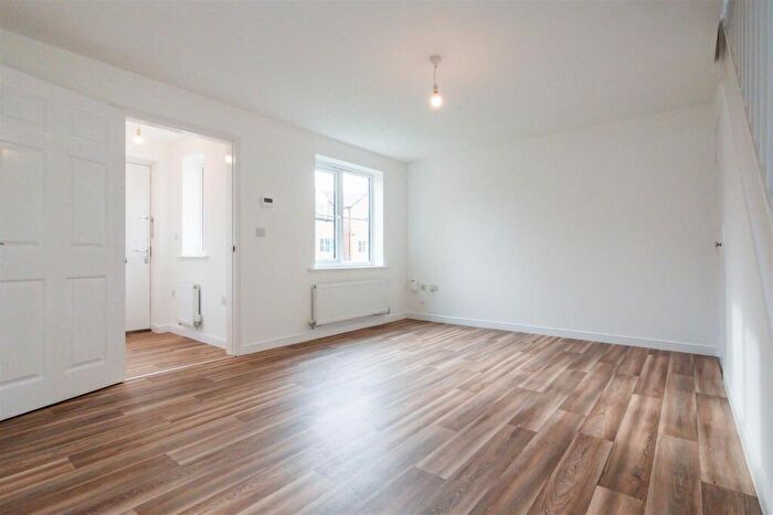 3 Bedroom Semi-Detached House To Rent In Vickers Grange, Bircotes, DN11