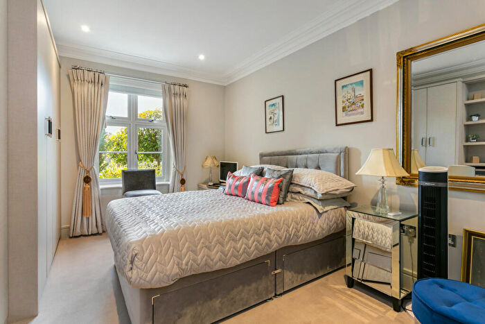 2 Bedroom Flat For Sale In Kingswood, Ascot, SL5