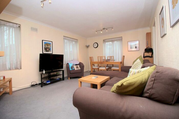 2 Bedroom Flat To Rent In Sands Way, Woodford Green, Essex, IG8