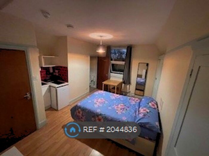 Studio To Rent In Green Lanes, London, N4