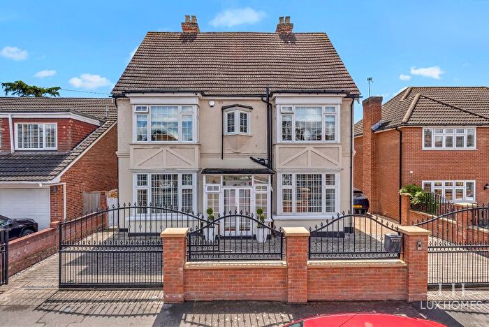 5 Bedroom Detached House For Sale In Walden Road, Hornchurch, RM11