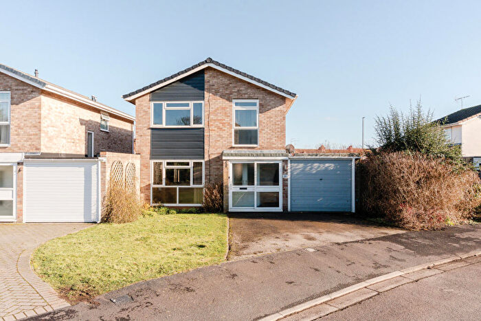 4 Bedroom Link Detached House For Sale In Gleneagles Drive, Henbury, BS10