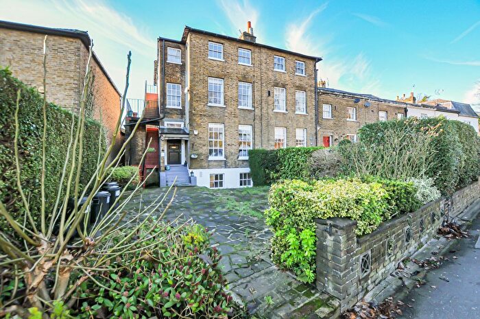 1 Bedroom Flat To Rent In Hillingdon Road, Uxbridge, Middlesex, UB10