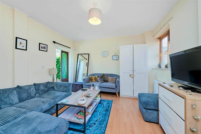 2 Bedroom Flat To Rent In Broadway Court, The Broadway, Wimbledon, SW19