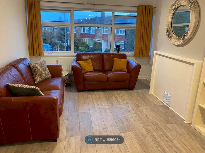 3 Bedroom Flat To Rent In Summerley Street, London, SW18