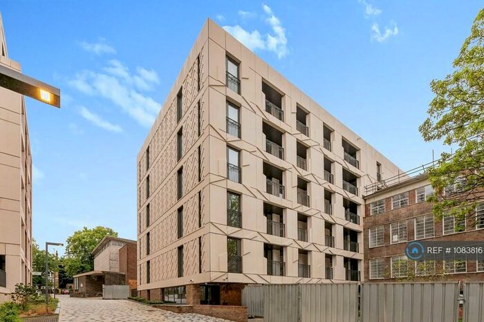 2 Bedroom Penthouse To Rent In Farnfield Close, London, N8