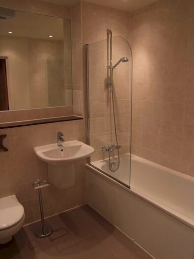 2 Bedroom Flat To Rent In Queen Mary Avenue, London, E18