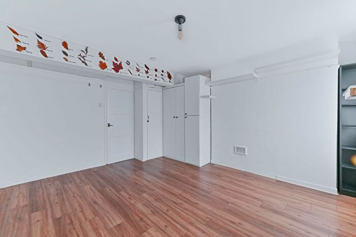 Studio For Sale In Barker House, Kingswood Estate, Sydenham Hill, London, SE21