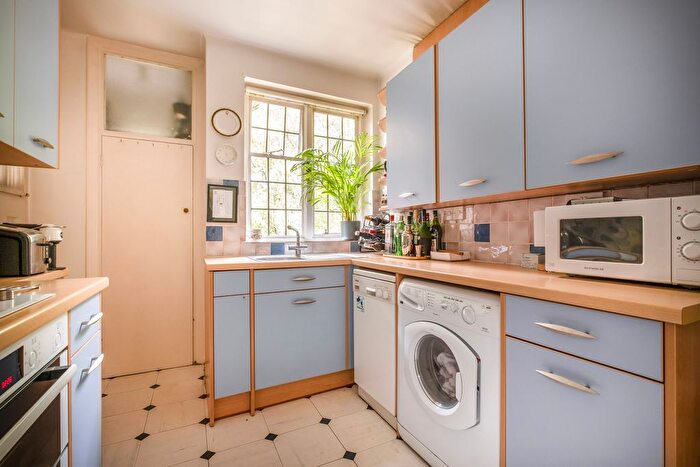 2 Bedroom Flat For Sale In Friars Lane, Richmond, TW9