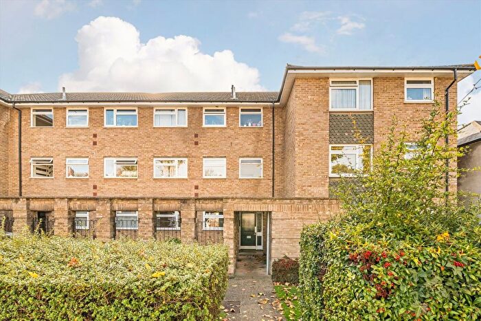 2 Bedroom Flat For Sale In Catherine Road, Surbiton, KT6