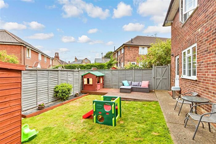 2 Bedroom Maisonette For Sale In Downs View, Dorking, Surrey, RH4