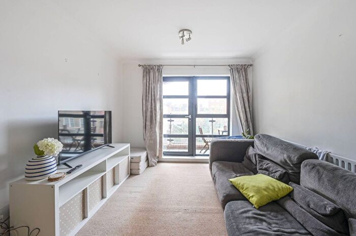 2 Bedroom Flat To Rent In Back Church Lane, Aldgate, London, E1