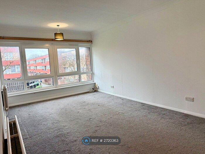 2 Bedroom Flat To Rent In Farnham Gardens, London, SW20