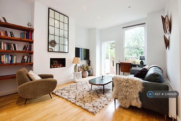 2 Bedroom Flat To Rent In Woodside Lane, London, N12