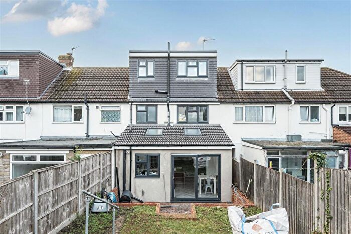 3 Bedroom Terraced House For Sale In Huntingdon Gardens, Worcester Park, KT4