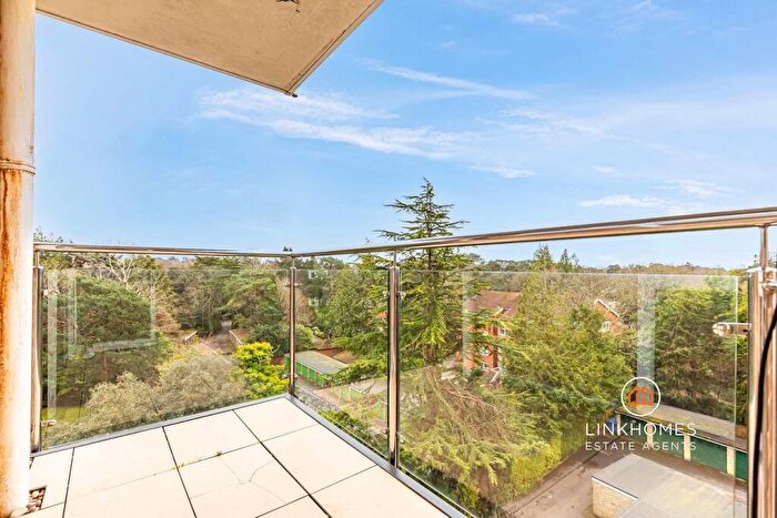2 Bedroom Apartment For Sale In Lindsay Road, Poole, BH13