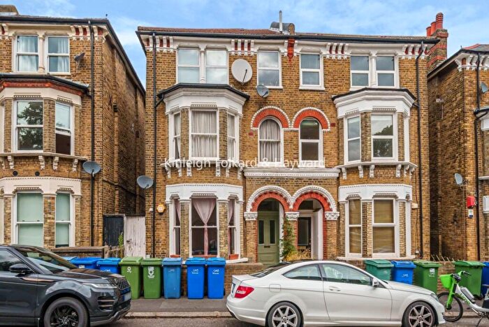 2 Bedroom Flat To Rent In The Gardens, London, SE22