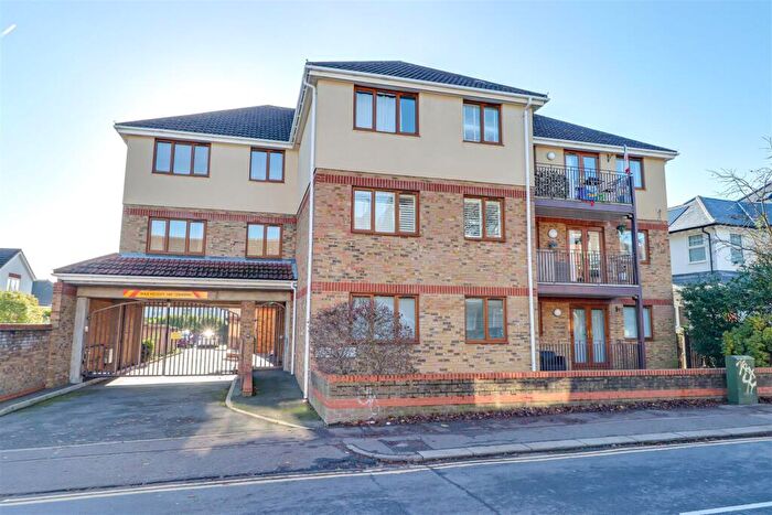 2 Bedroom Flat For Sale In The Grange, Glendale Gardens, SS9