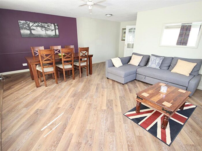 2 Bedroom Flat For Sale In Lodge Road, Chippenham, SN15
