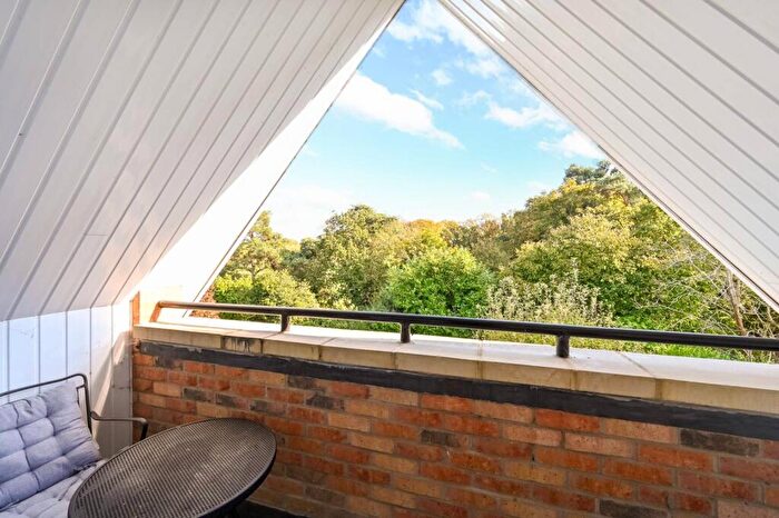2 Bedroom Flat For Sale In Shoppenhangers Road, Maidenhead, SL6