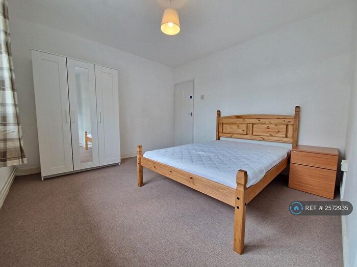 3 Bedroom Flat To Rent In Lowth Road, London, SE5