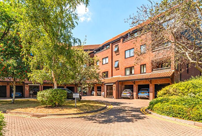 2 Bedroom Flat For Sale In Rownham Mead, Bristol, Somerset, BS8