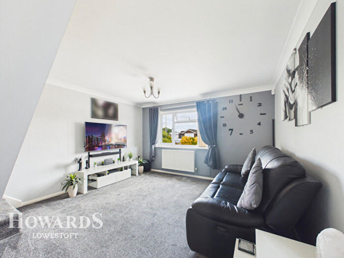 3 Bedroom Detached House For Sale In Red House Close, Oulton Village, NR32