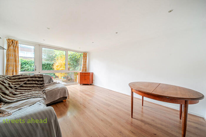 2 Bedroom Apartment For Sale In Sylvan Road, London, SE19