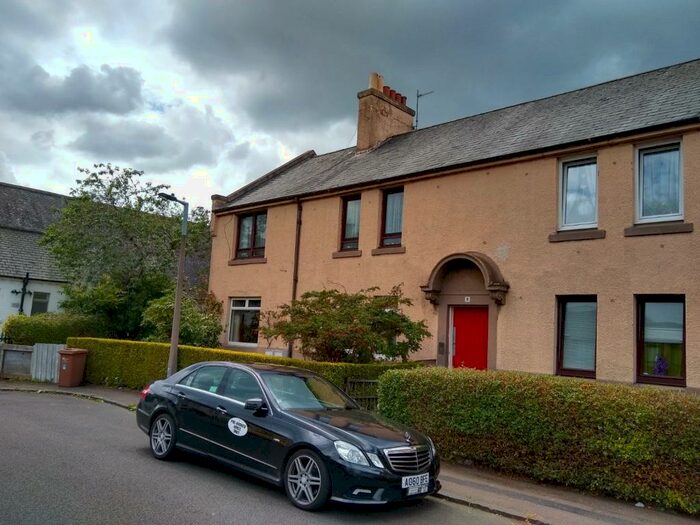 3 Bedroom Flat To Rent In Royston Mains Place, Edinburgh, Midlothian, EH5