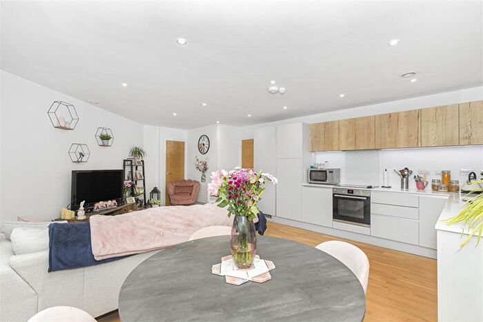 1 Bedroom Flat For Sale In Riverside View, Keynsham, BS31