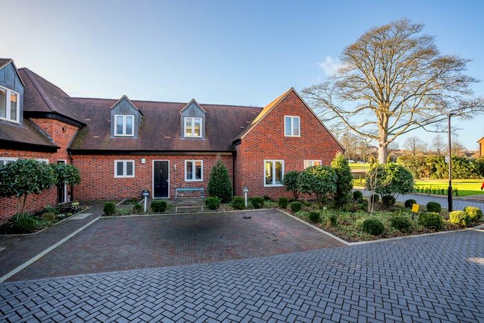 3 Bedroom Flat To Rent In Gibbs Close, Harpenden, Hertfordshire, AL5