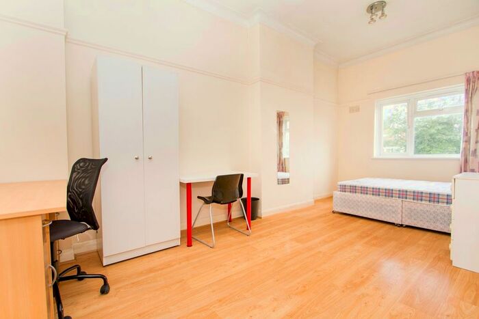 5 Bedroom Flat To Rent In Parson Street, London, NW4