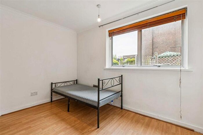 2 Bedroom Flat To Rent In Parkgate Road, London, SW11