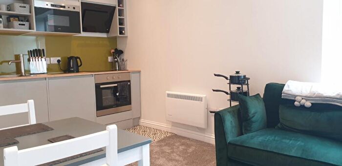 1 Bedroom Flat To Rent In Flat, Monks Road, - Bed, LN2