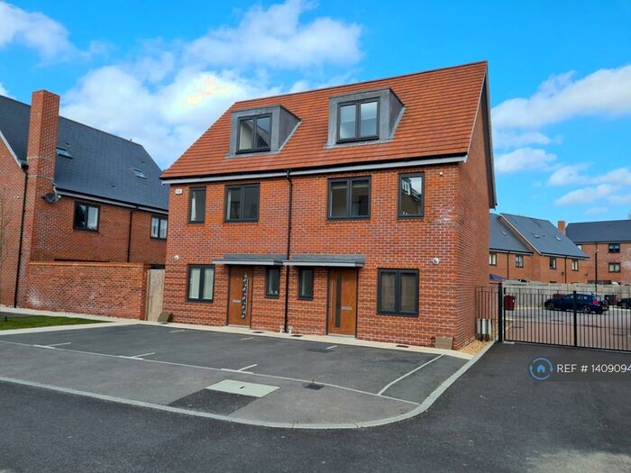 3 Bedroom Semi-Detached House To Rent In Ruston Close, Reading, RG2