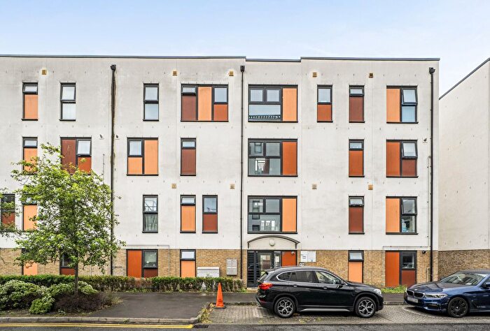 3 Bedroom Flat For Sale In Bournebrook Grove, Romford, RM7