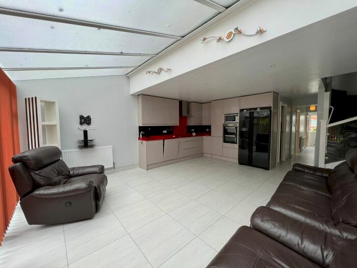 4 Bedroom Semi-Detached House To Rent In Acorn Close, London, E4